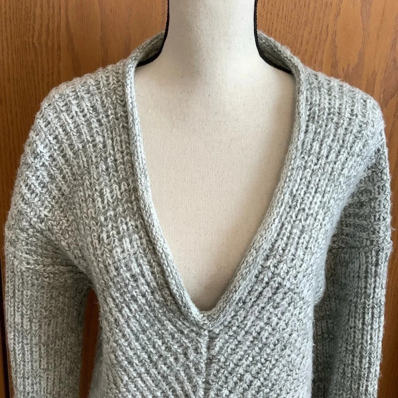 Rue Stiic Grey V-Neck Textured Sweater Sz-S - Picture 2 of 7